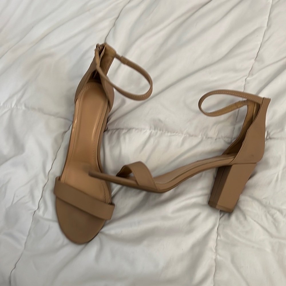 Selling a pair of heels, more of a nude color.